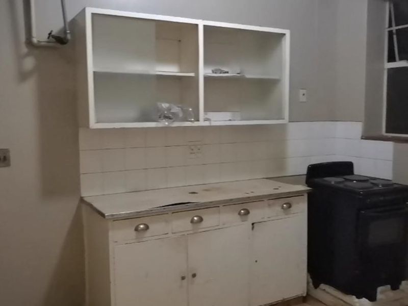 One and a Half Bedroom Flat Now Available In Sunnyside!!! - Photo 10