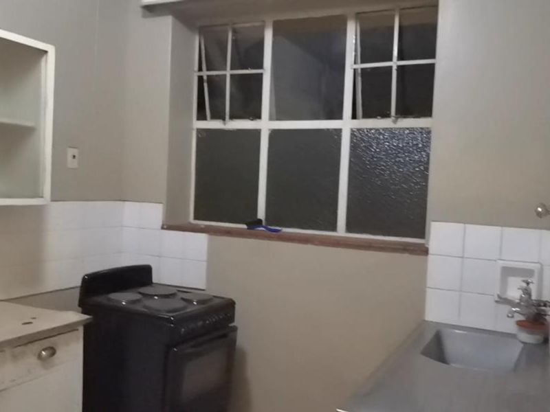 One and a Half Bedroom Flat Now Available In Sunnyside!!! - Photo 8