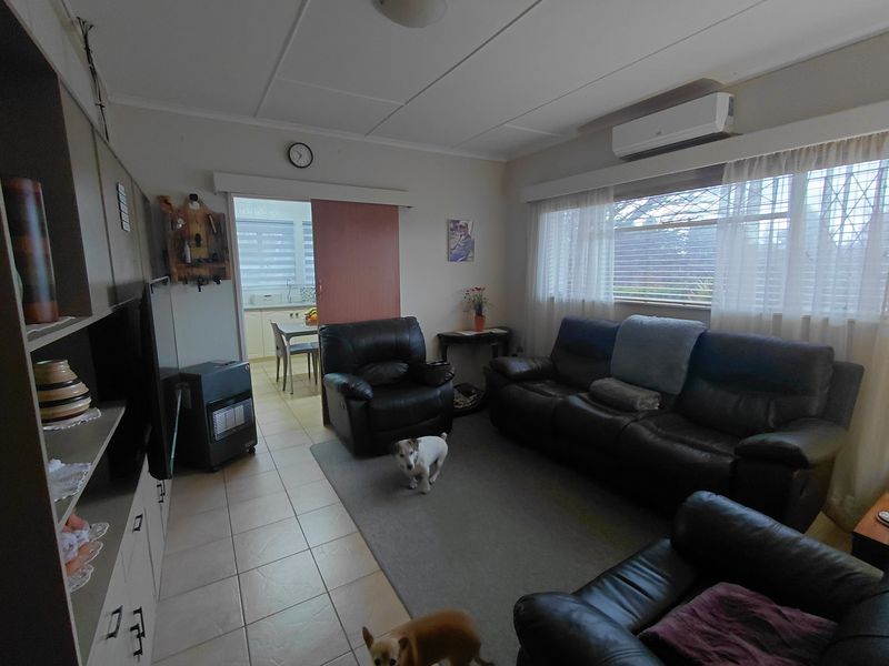 Beautiful Family Home with Modern Comforts & Exceptional Extras - Photo 10