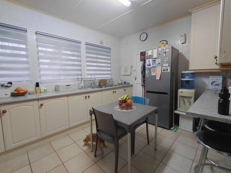 Beautiful Family Home with Modern Comforts & Exceptional Extras - Photo 3
