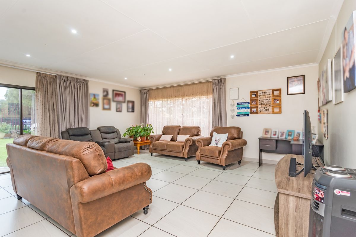 Spacious 4 Bedroom Family Home with Flatlet Potential - Photo 4