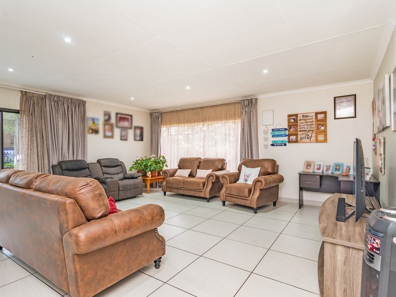 Spacious 4 Bedroom Family Home with Flatlet Potential - Photo 4