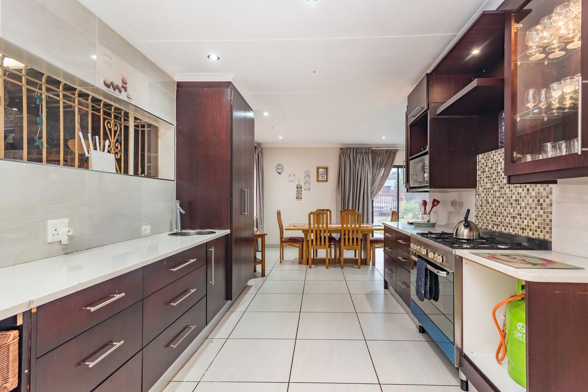 Spacious 4 Bedroom Family Home with Flatlet Potential - Photo 2