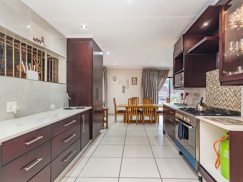 Spacious 4 Bedroom Family Home with Flatlet Potential - Photo 2