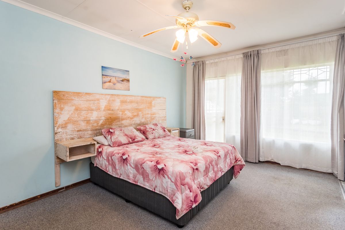 Spacious 4 Bedroom Family Home with Flatlet Potential - Photo 5