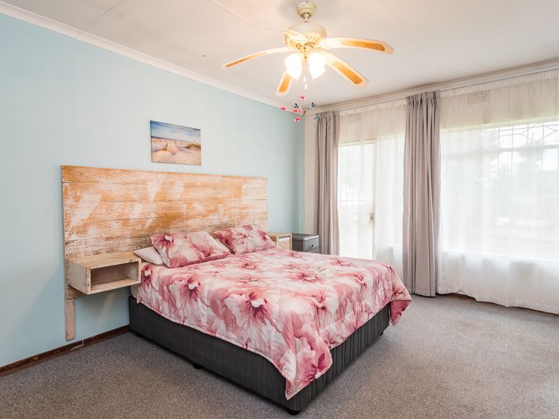 Spacious 4 Bedroom Family Home with Flatlet Potential - Photo 5