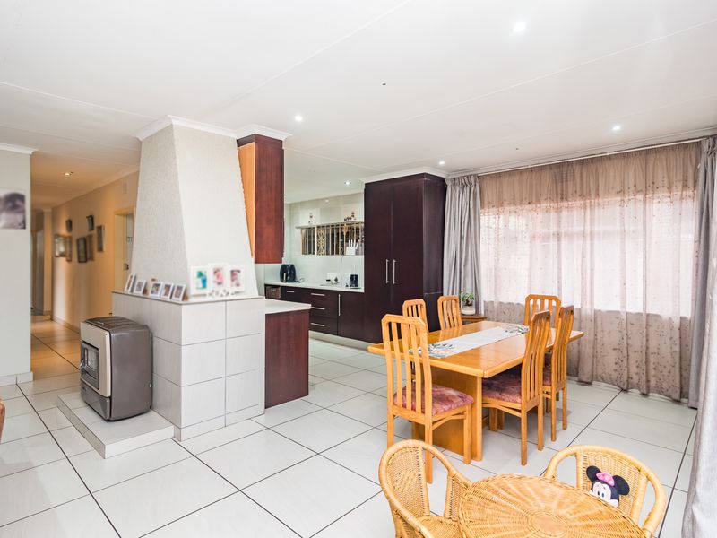 Spacious 4 Bedroom Family Home with Flatlet Potential - Photo 10