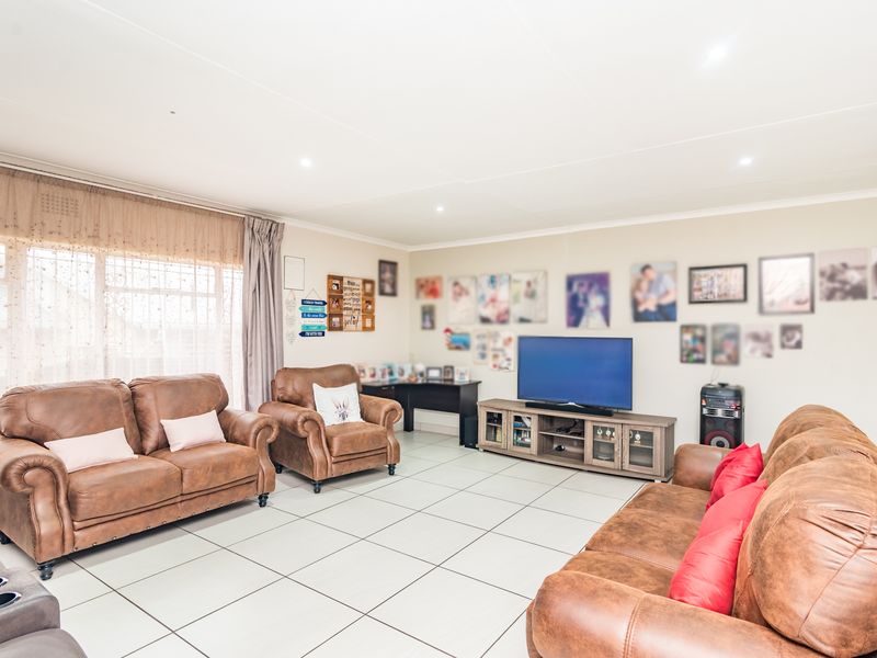 Spacious 4 Bedroom Family Home with Flatlet Potential - Photo 9