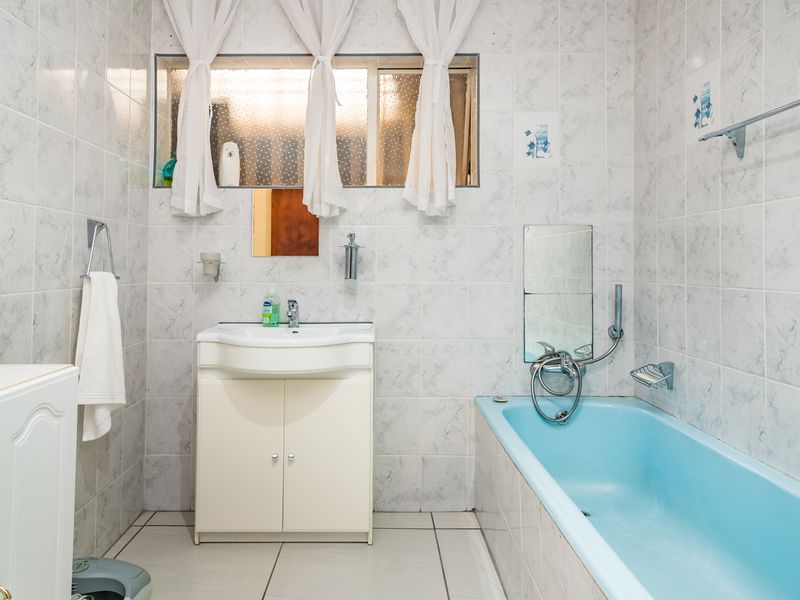 Spacious 4 Bedroom Family Home with Flatlet Potential - Photo 7