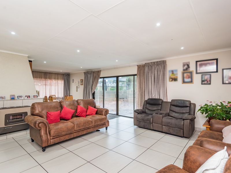 Spacious 4 Bedroom Family Home with Flatlet Potential - Photo 8