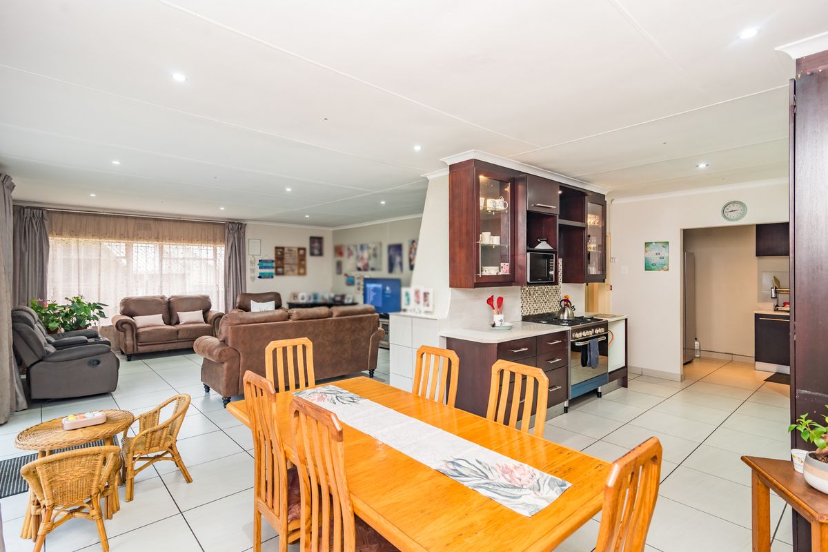 Spacious 4 Bedroom Family Home with Flatlet Potential - Photo 3