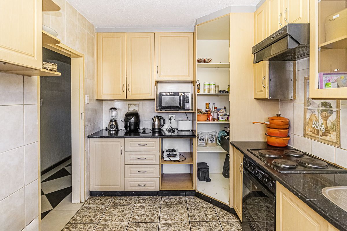 Modern 3-Bedroom Townhouse with Loft – Florida, Roodepoort - Photo 2