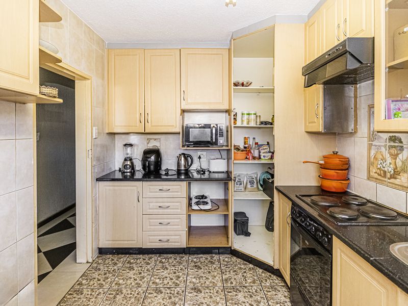 Modern 3-Bedroom Townhouse with Loft – Florida, Roodepoort - Photo 2