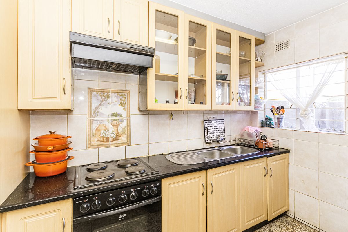 Modern 3-Bedroom Townhouse with Loft – Florida, Roodepoort - Photo 2