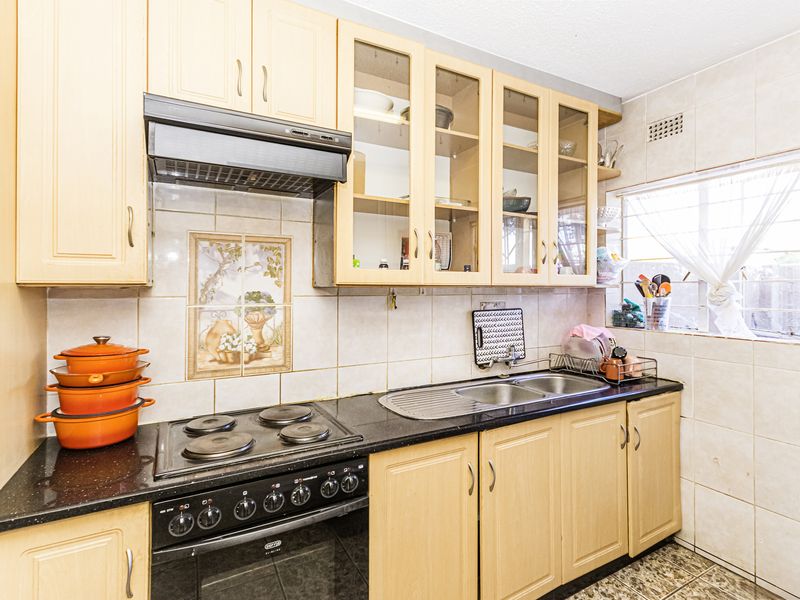Modern 3-Bedroom Townhouse with Loft – Florida, Roodepoort - Photo 2