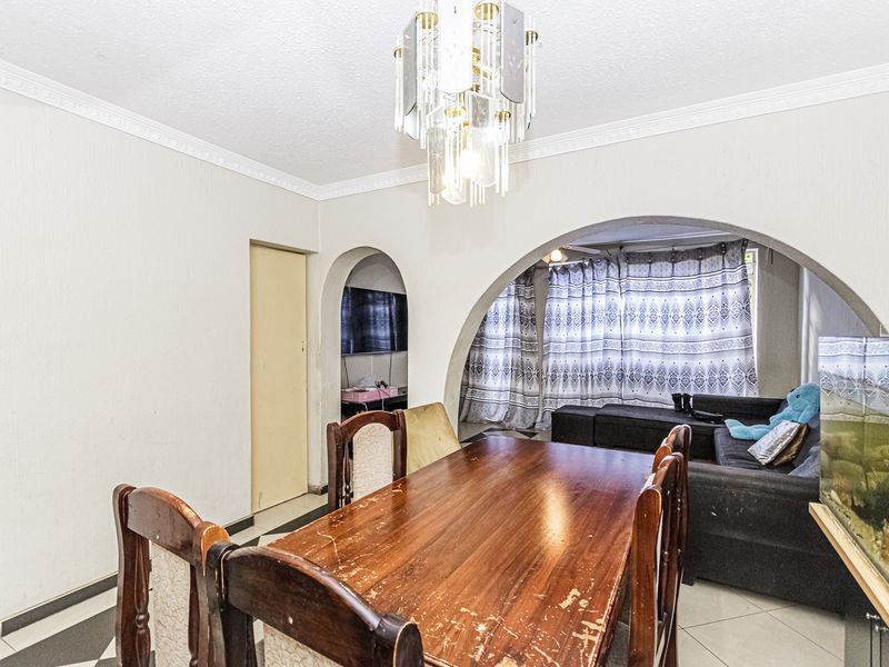 Modern 3-Bedroom Townhouse with Loft – Florida, Roodepoort - Photo 9
