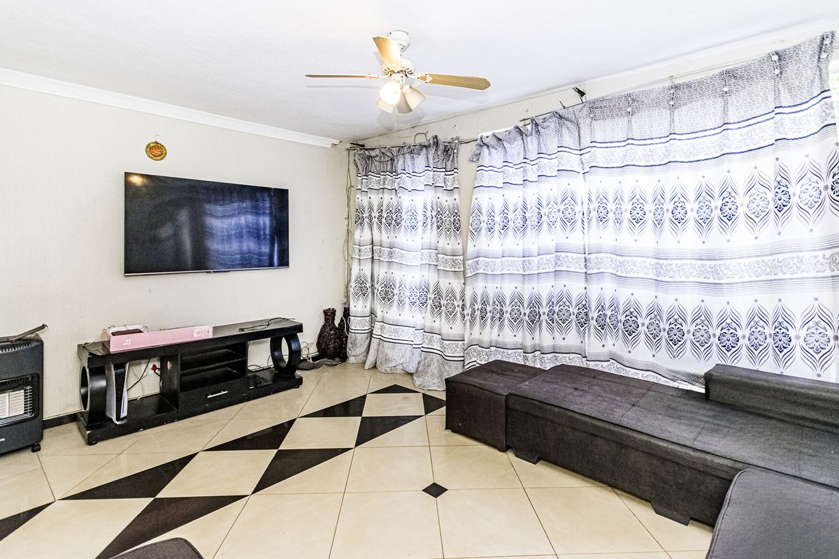 Modern 3-Bedroom Townhouse with Loft – Florida, Roodepoort - Photo 5