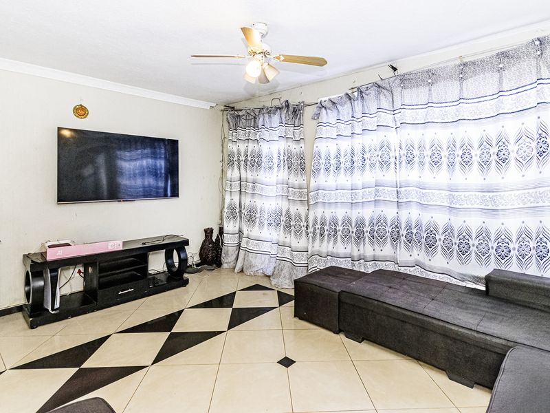 Modern 3-Bedroom Townhouse with Loft – Florida, Roodepoort - Photo 5