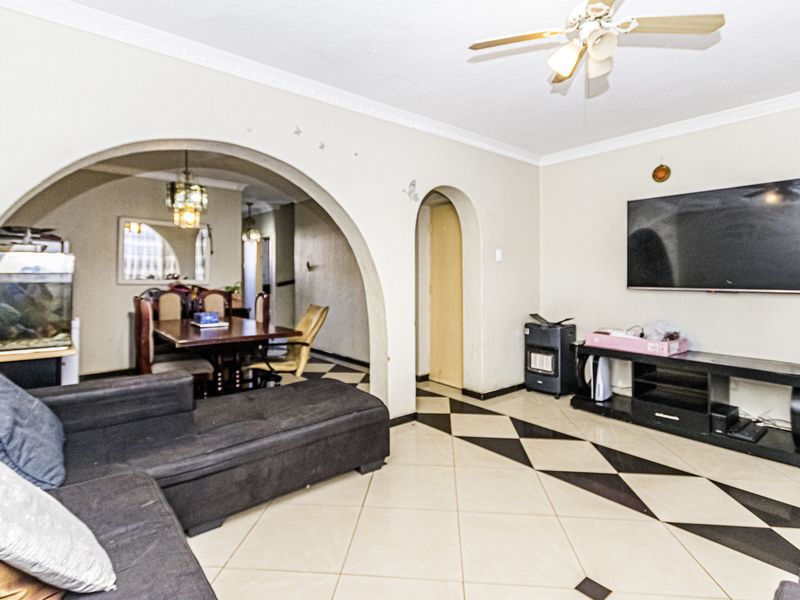Modern 3-Bedroom Townhouse with Loft – Florida, Roodepoort - Photo 7