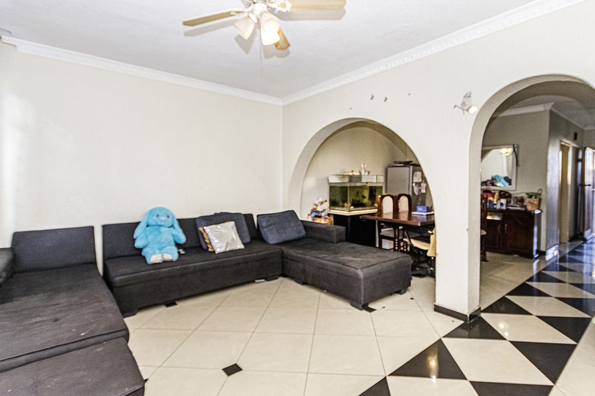 Modern 3-Bedroom Townhouse with Loft – Florida, Roodepoort - Photo 3