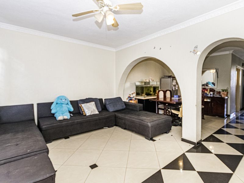 Modern 3-Bedroom Townhouse with Loft – Florida, Roodepoort - Photo 3