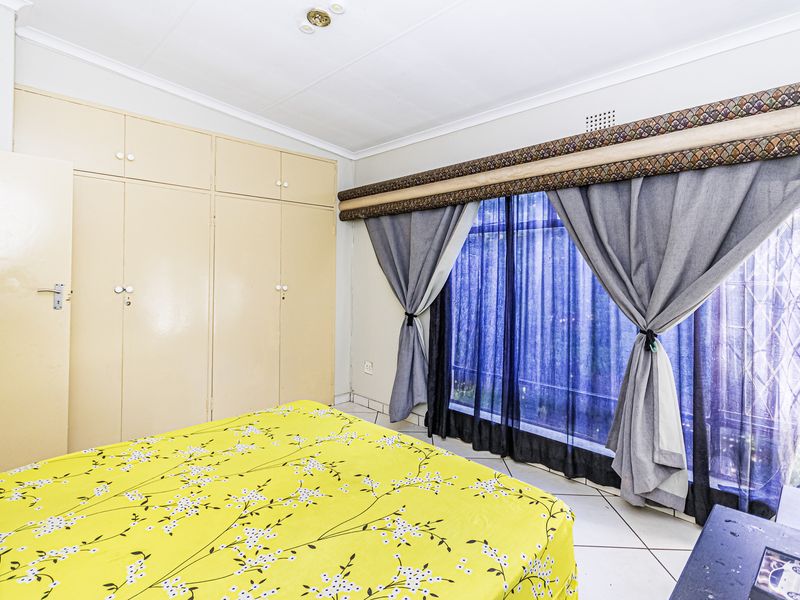 Modern 3-Bedroom Townhouse with Loft – Florida, Roodepoort - Photo 9