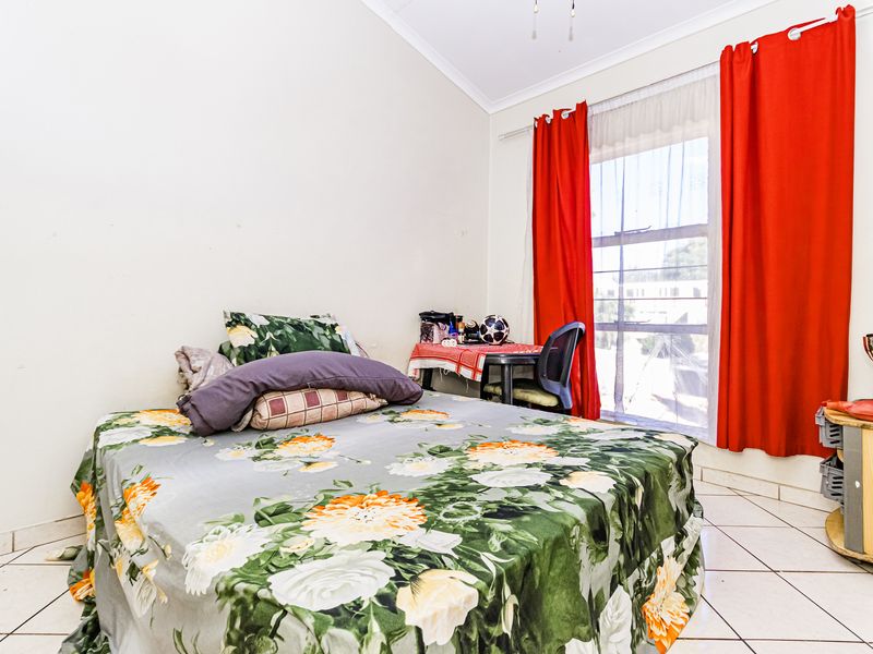 Modern 3-Bedroom Townhouse with Loft – Florida, Roodepoort - Photo 7
