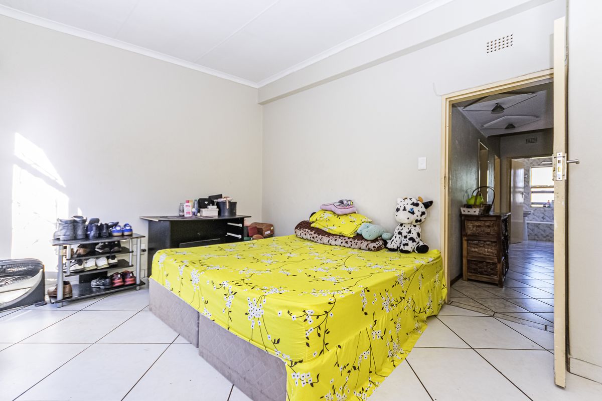 Modern 3-Bedroom Townhouse with Loft – Florida, Roodepoort - Photo 5