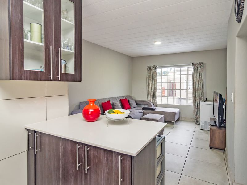 Modern 3-Bedroom Apartment in Roodekrans - Photo 8
