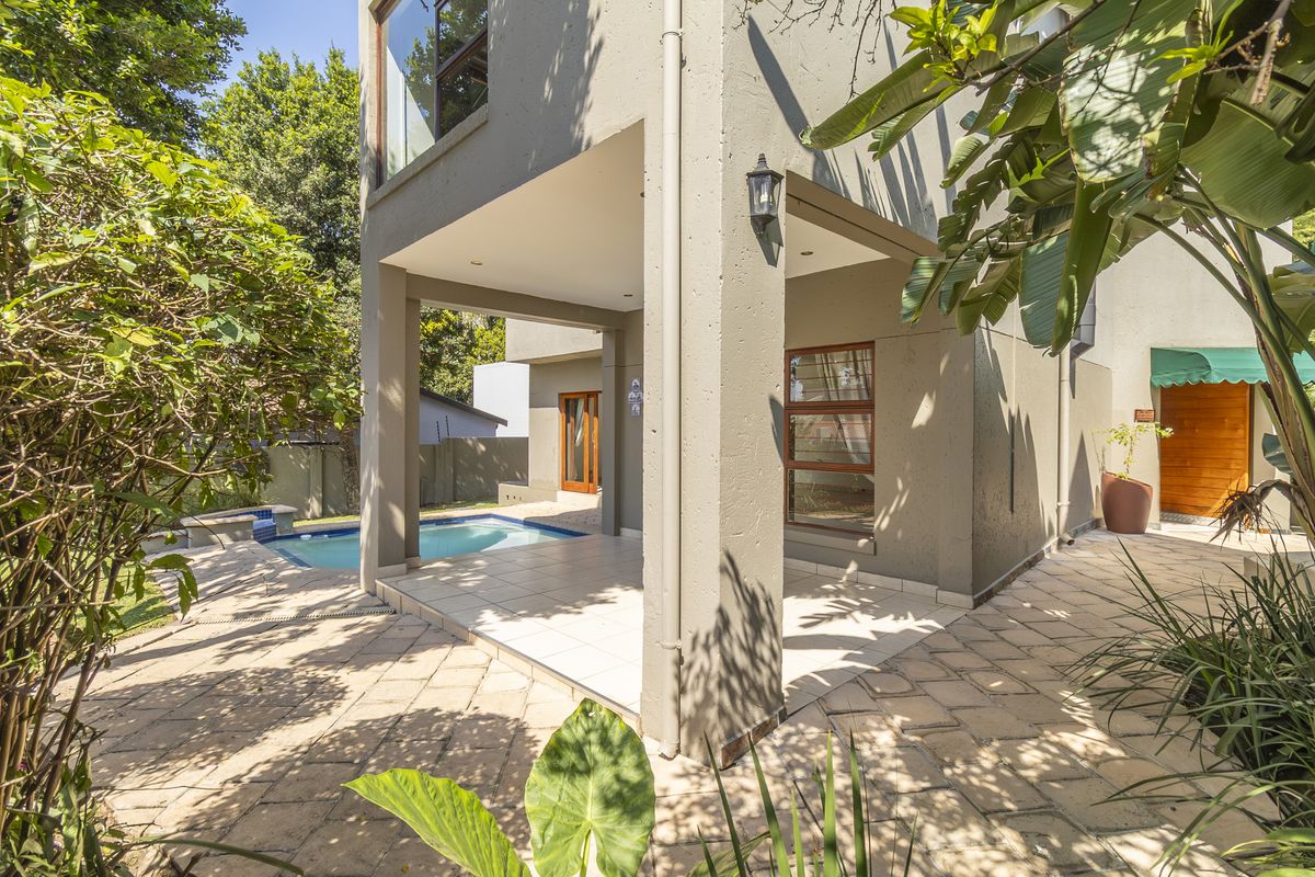 Family Home in Sought After Estate- with low levies! - Photo 5