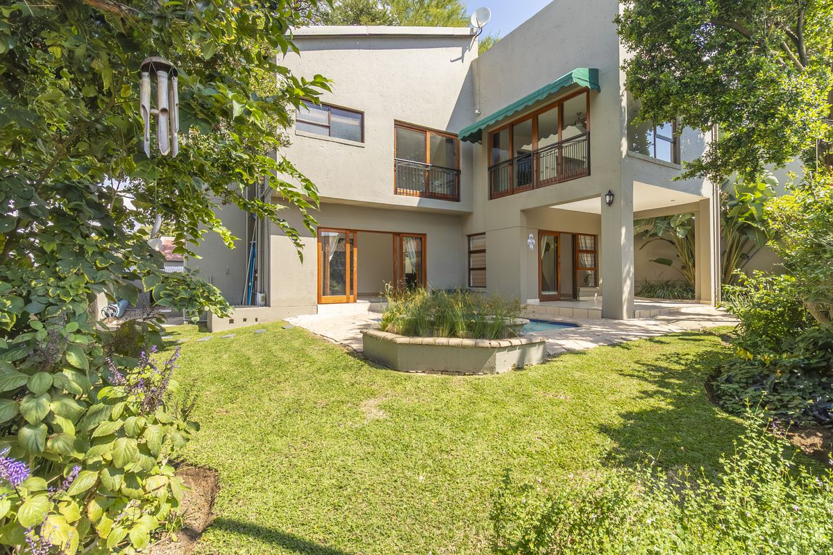 Family Home in Sought After Estate- with low levies! - Photo 2