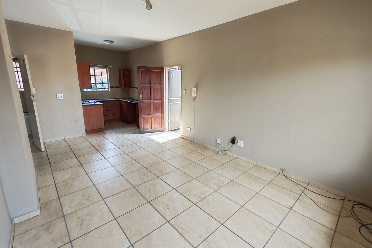 Neat Ground Floor Apartment in Mountain View!!! - Photo 3