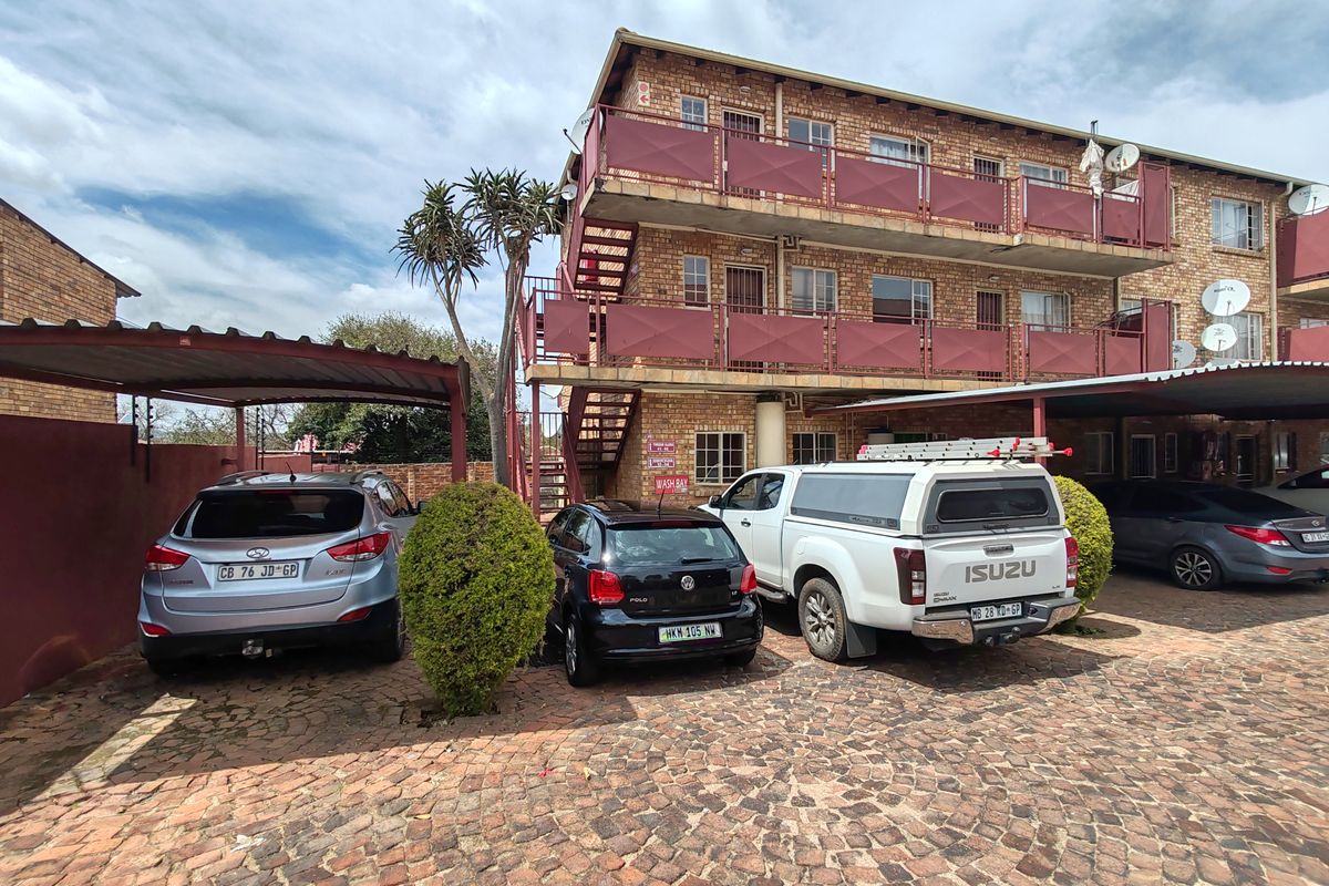 Neat Ground Floor Apartment in Mountain View!!! - Photo 2