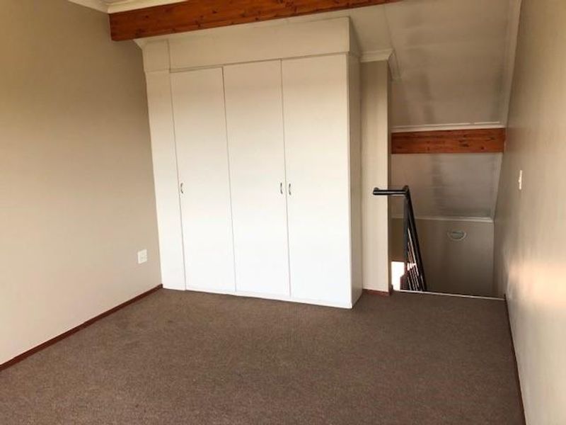 Spacious 1-Bedroom Apartment in Established Neighbourhood - Photo 4