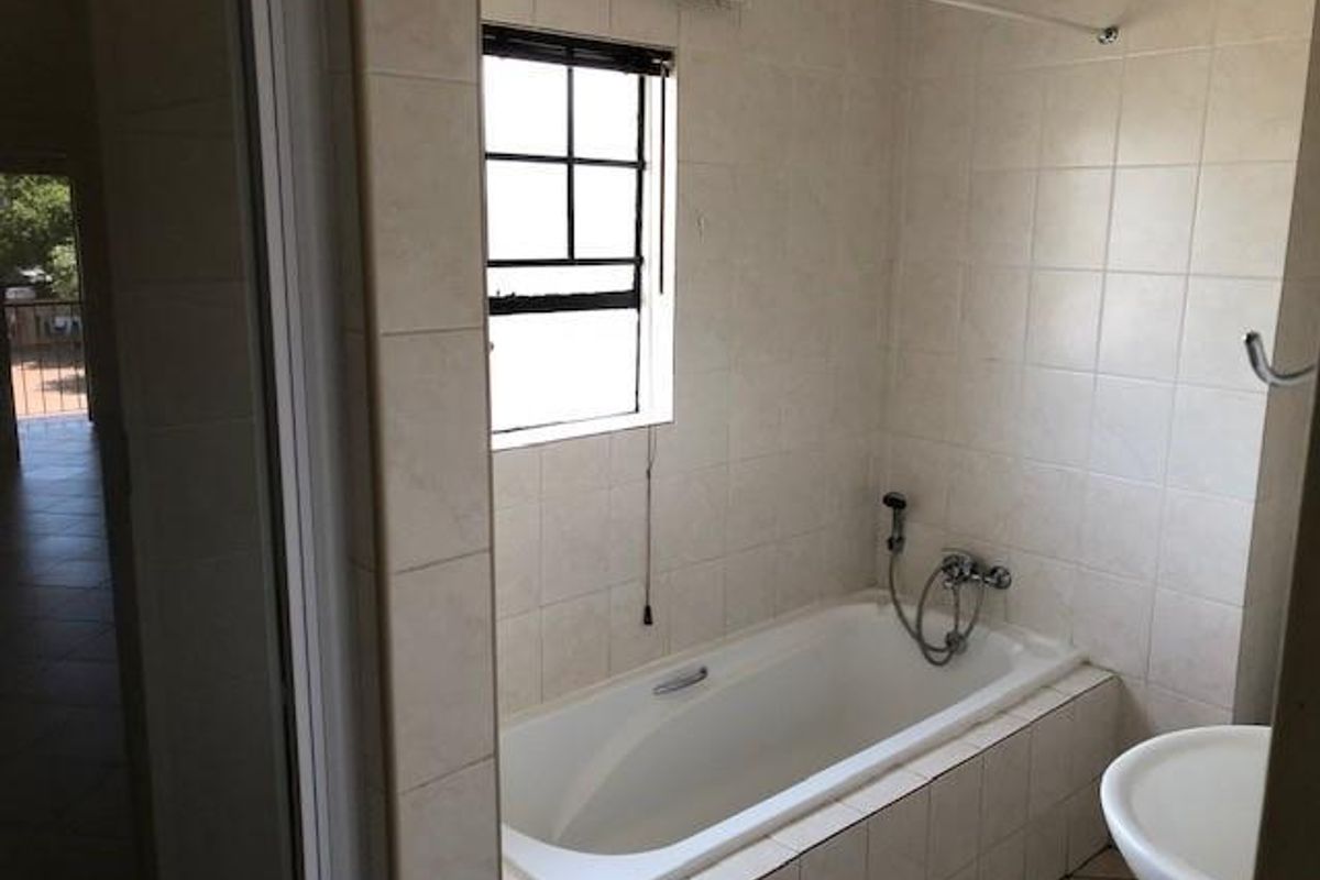 Spacious 1-Bedroom Apartment in Established Neighbourhood - Photo 3