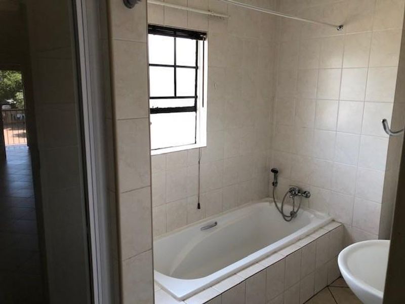 Spacious 1-Bedroom Apartment in Established Neighbourhood - Photo 3