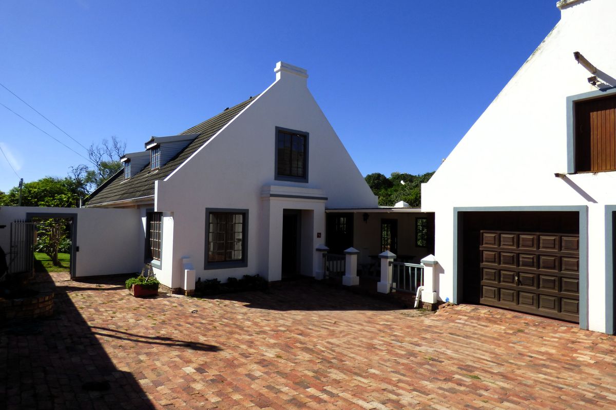 Unlock the Potential, Spacious Home Opposite the Golf Course In Port Alfred - Photo 2