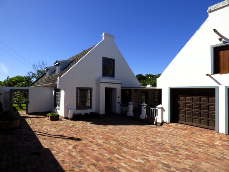 Unlock the Potential, Spacious Home Opposite the Golf Course In Port Alfred - Photo 2