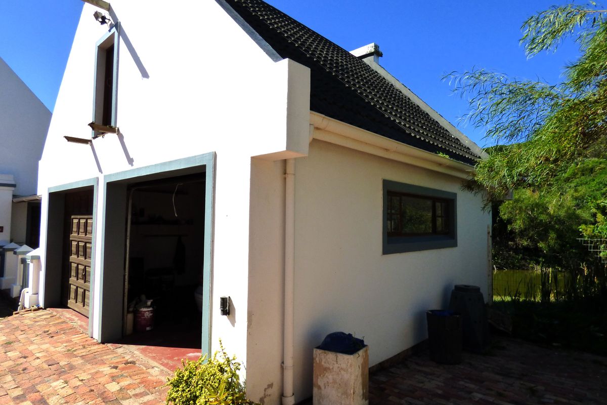Unlock the Potential, Spacious Home Opposite the Golf Course In Port Alfred - Photo 3