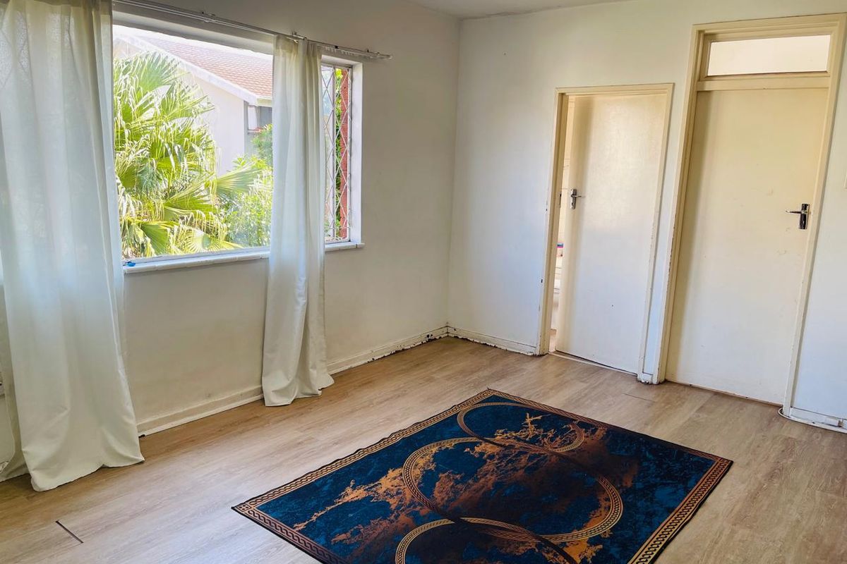 Chic and affordable bachelor apartment in the heart of Bulwer! - Photo 2