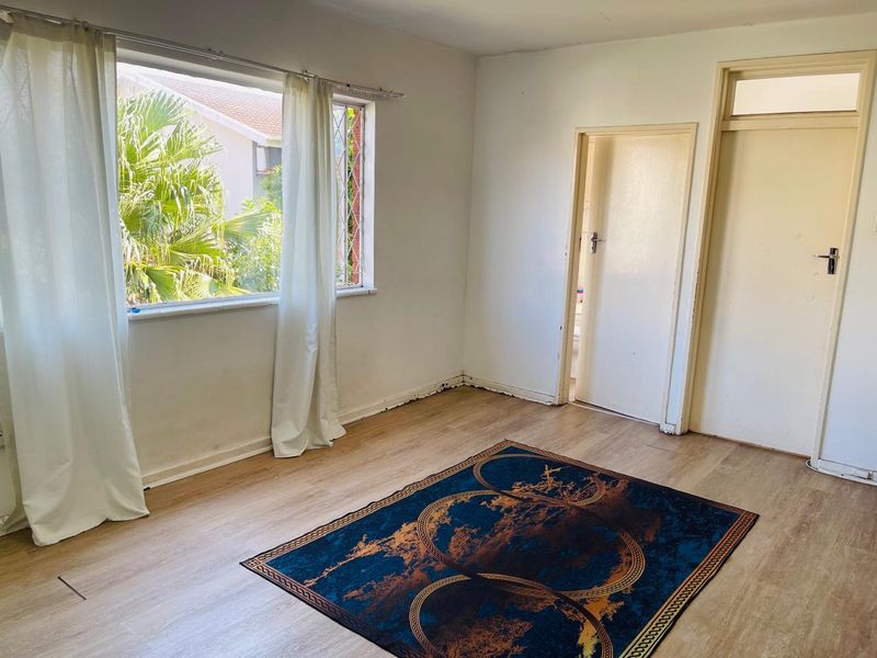 Chic and affordable bachelor apartment in the heart of Bulwer! - Photo 2