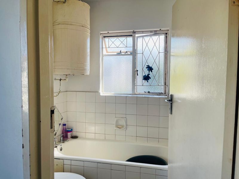 Chic and affordable bachelor apartment in the heart of Bulwer! - Photo 6