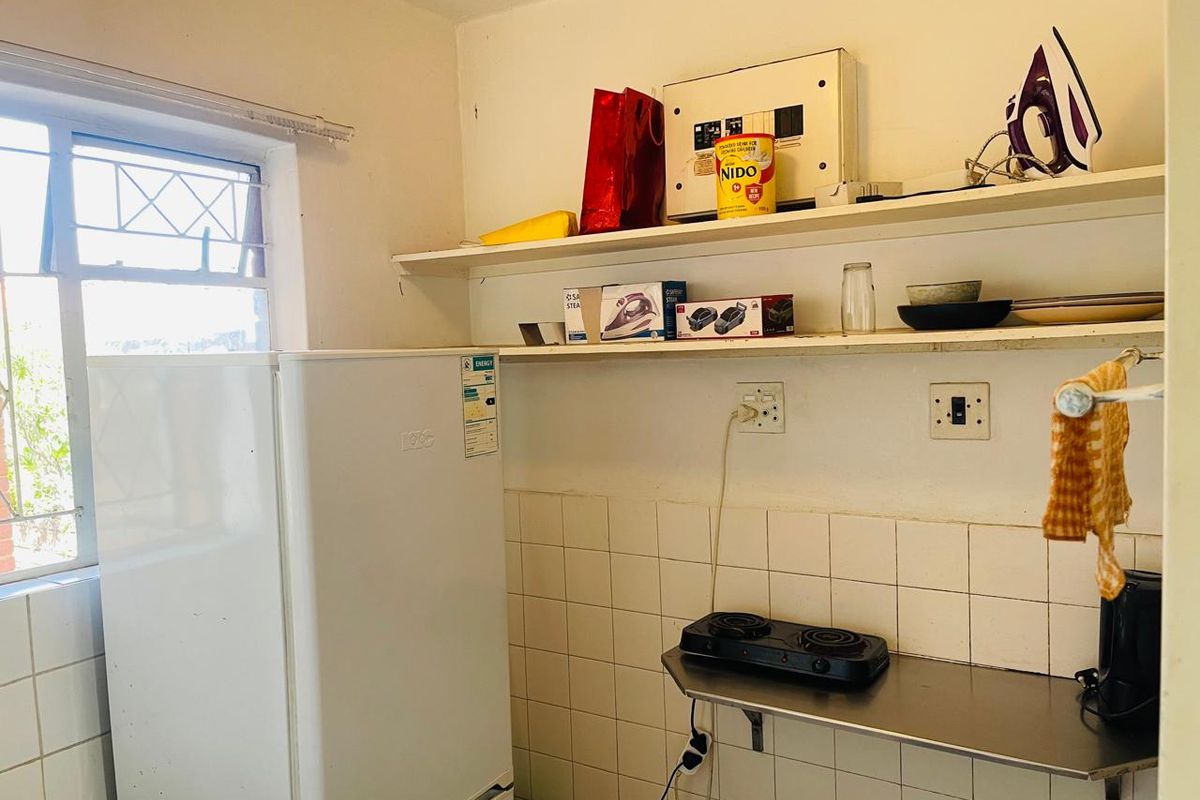 Chic and affordable bachelor apartment in the heart of Bulwer! - Photo 4