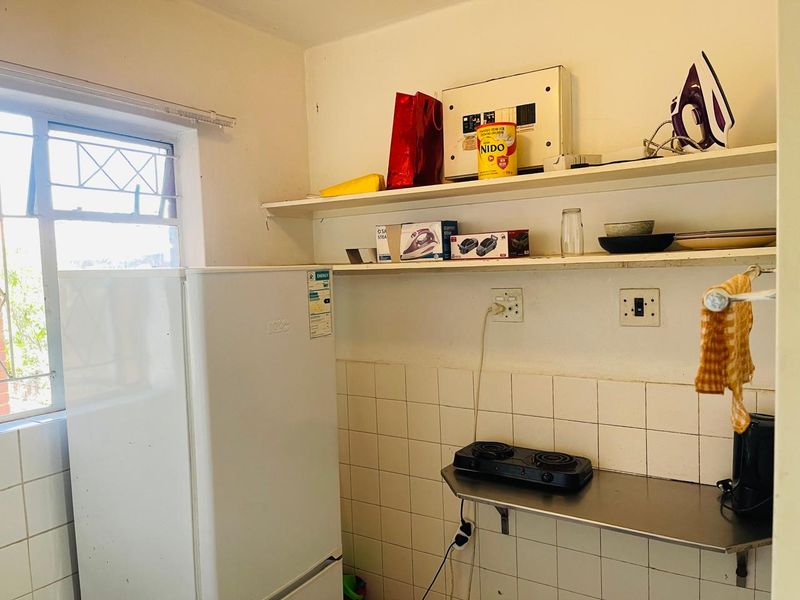 Chic and affordable bachelor apartment in the heart of Bulwer! - Photo 4