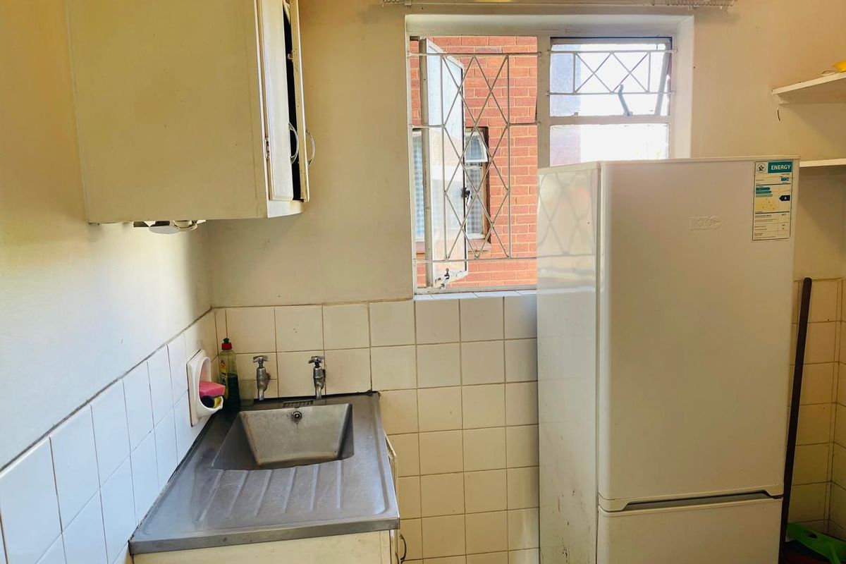 Chic and affordable bachelor apartment in the heart of Bulwer! - Photo 3
