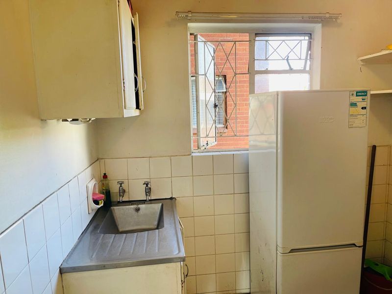 Chic and affordable bachelor apartment in the heart of Bulwer! - Photo 3