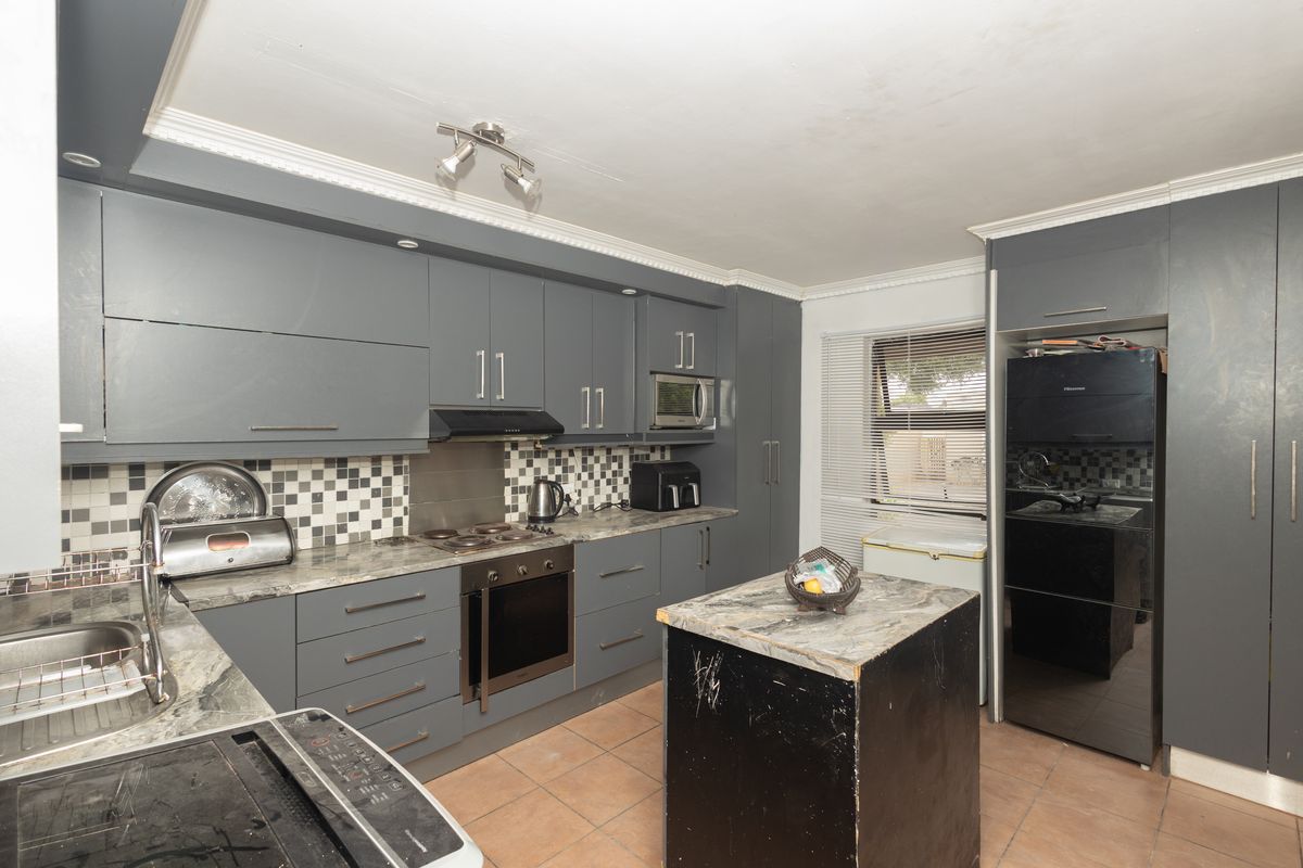 Impressive 3 Bedroom Home For Sale - Photo 4