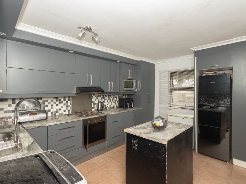 Impressive 3 Bedroom Home For Sale - Photo 4