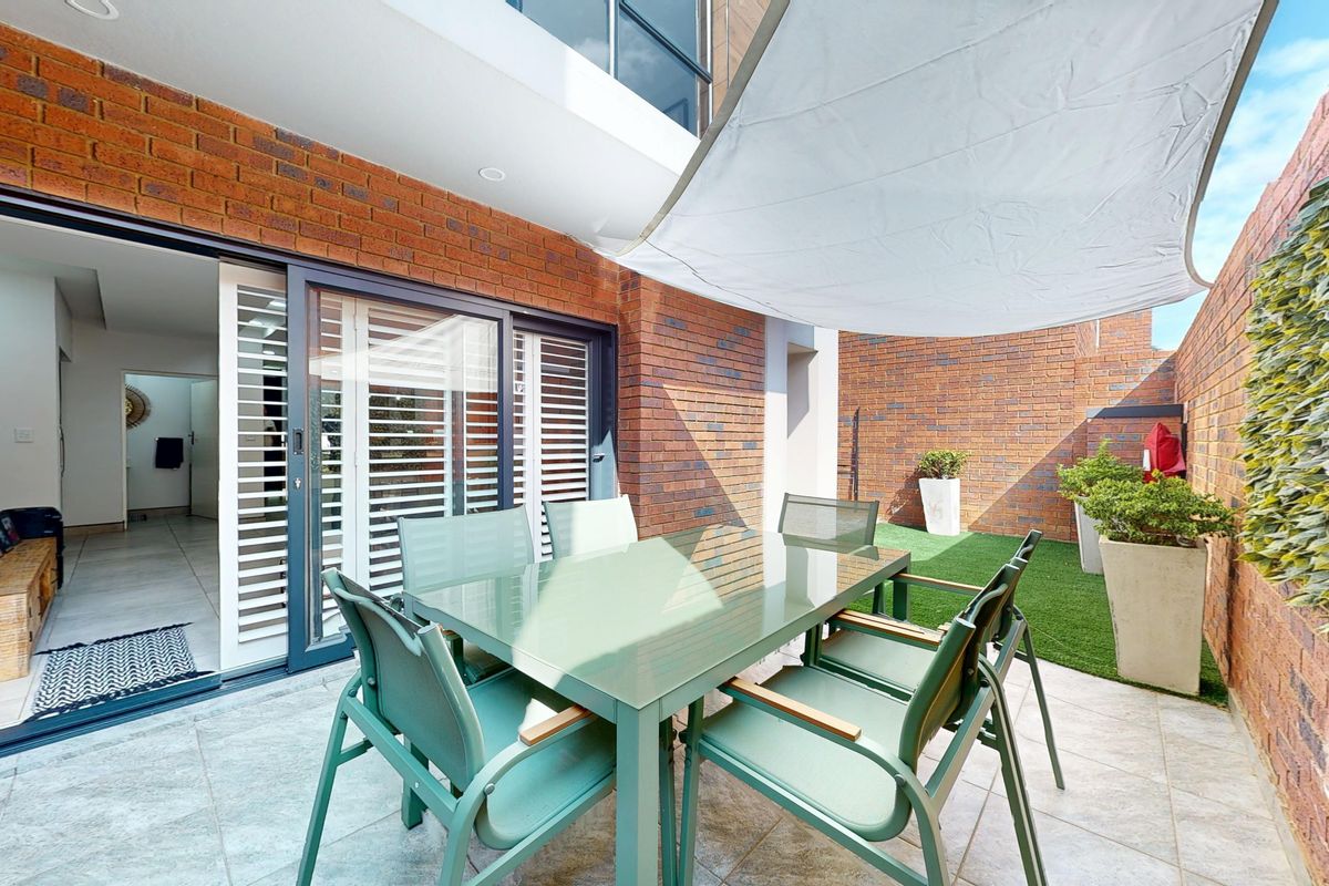 A Statement Home of Style, Luxury & Superior Finishes On Leith Road! - Photo 3