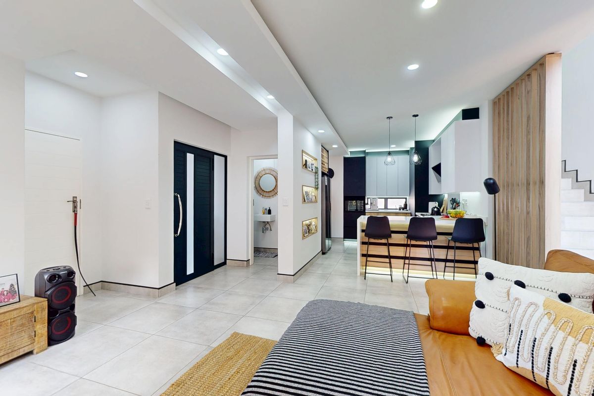 A Statement Home of Style, Luxury & Superior Finishes On Leith Road! - Photo 5